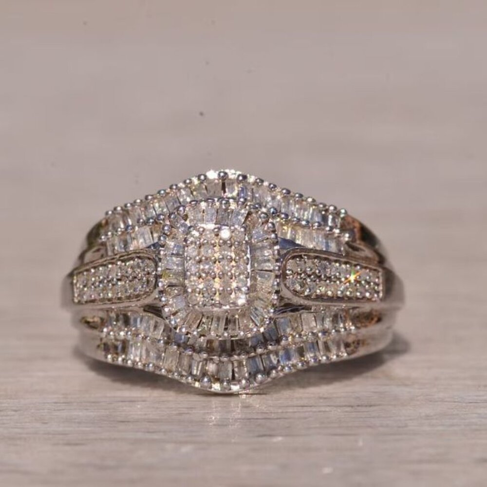 BEAUTIFUL 925 Sterling Silver and Genuine Diamond Cocktail Ring.